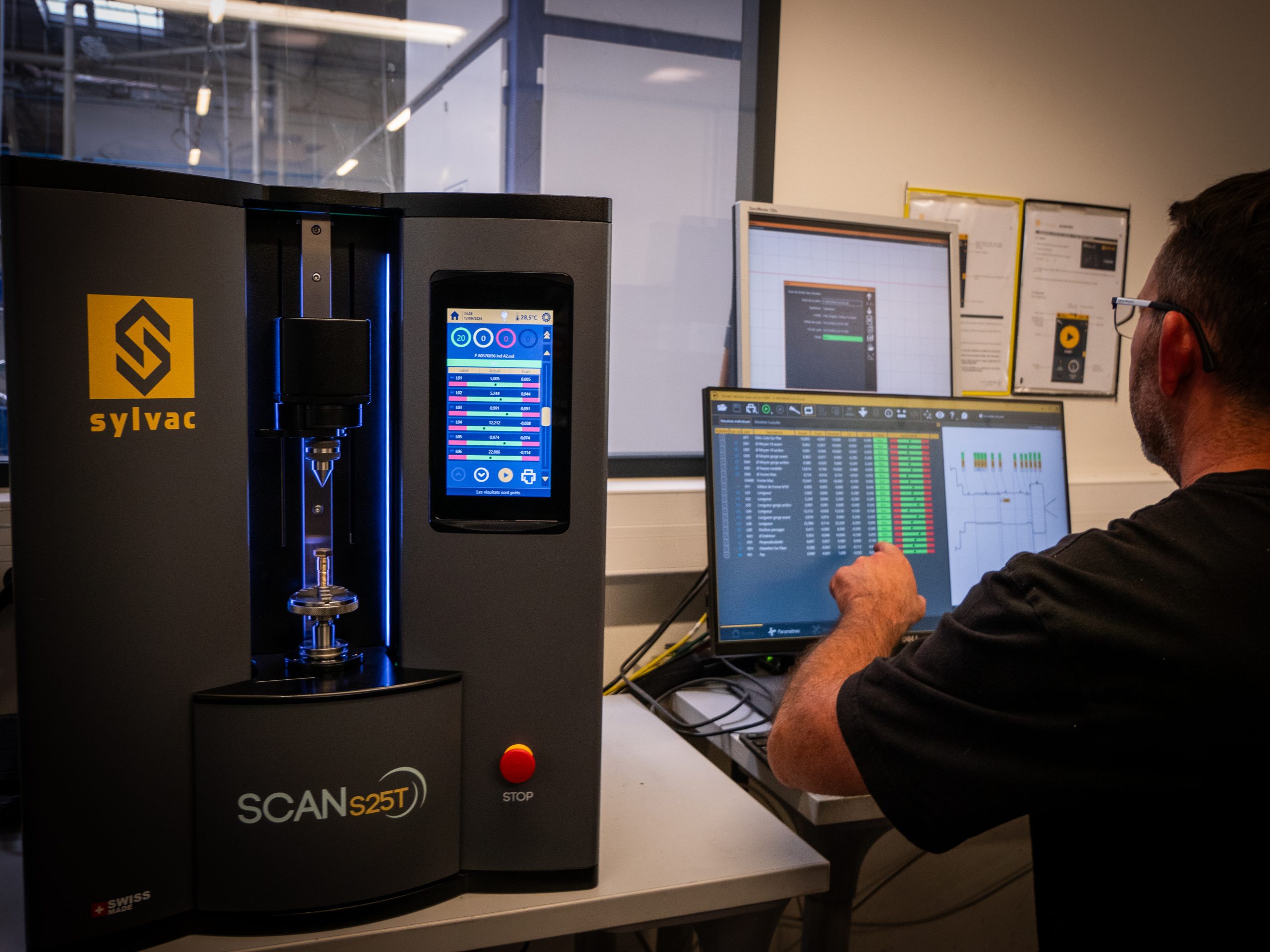 Photo d'un homme sur un ordinateur, faisant la vérification d'une pièce par la machine Sylvac Scan S25T