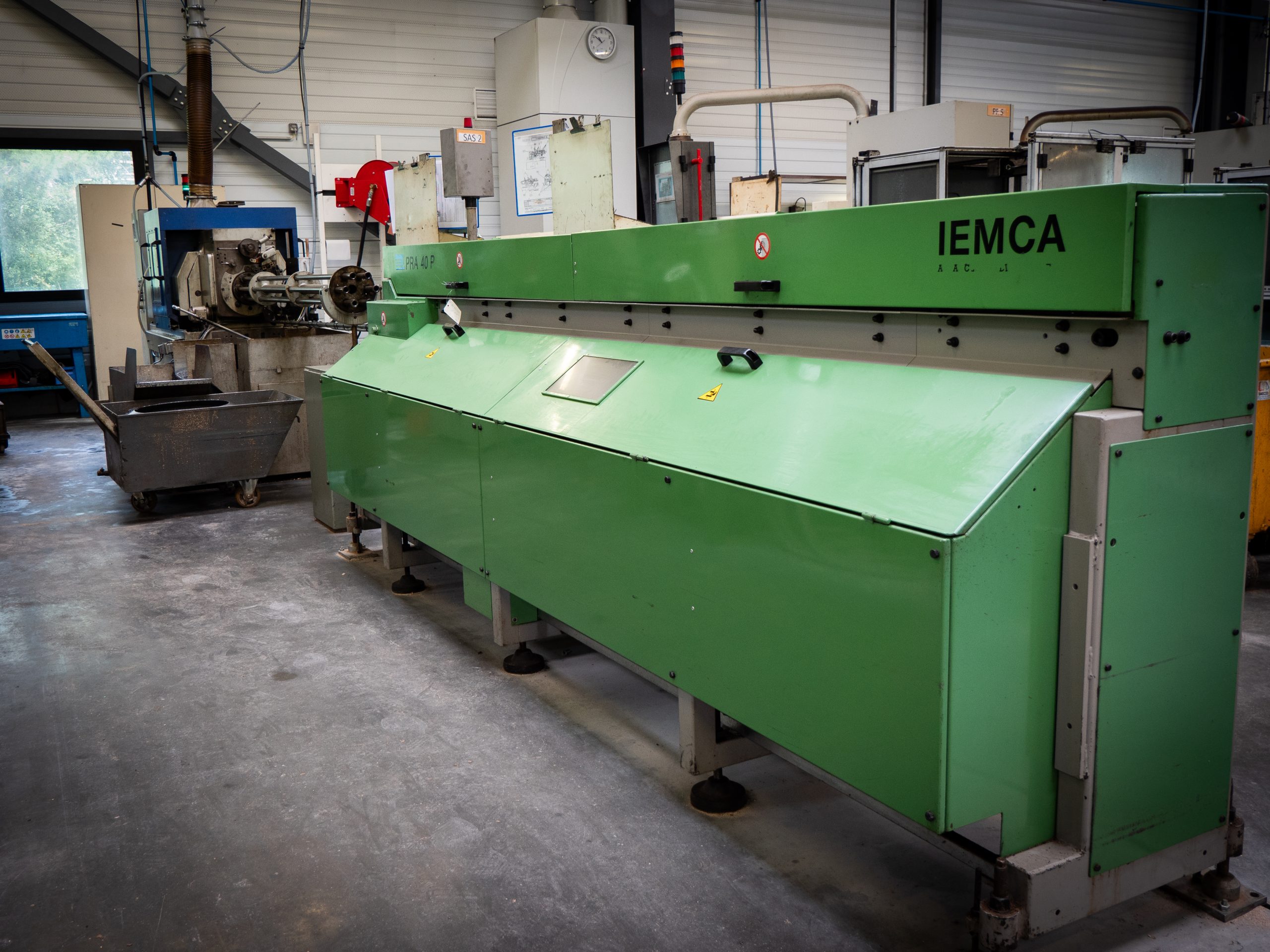 Photo de l'atelier de Kerpont-indsustrie, vue d'un tour automatique IEMCA