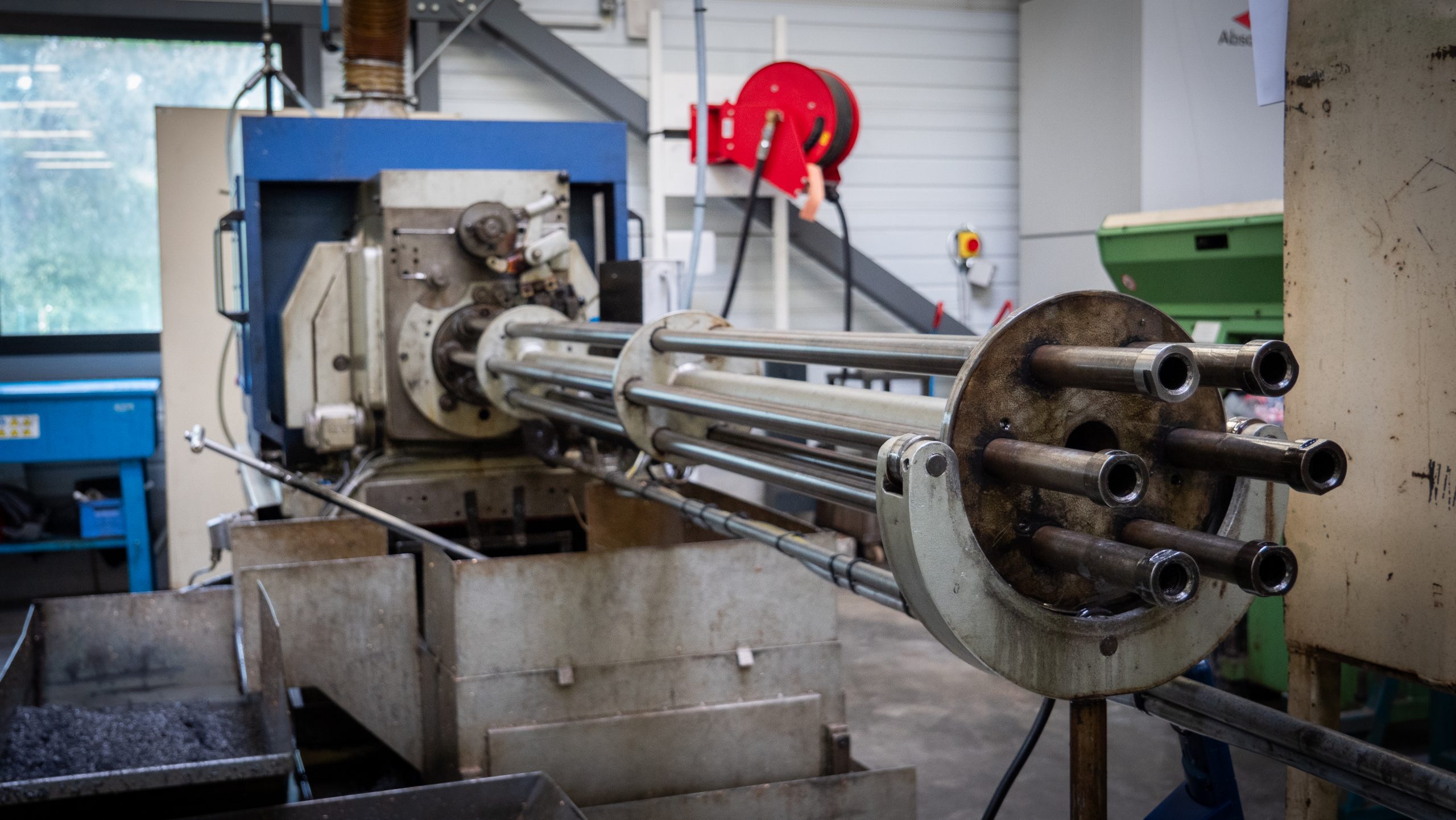 Photo de l'atelier de Kerpont-indsustrie, vue d'un tour automatique