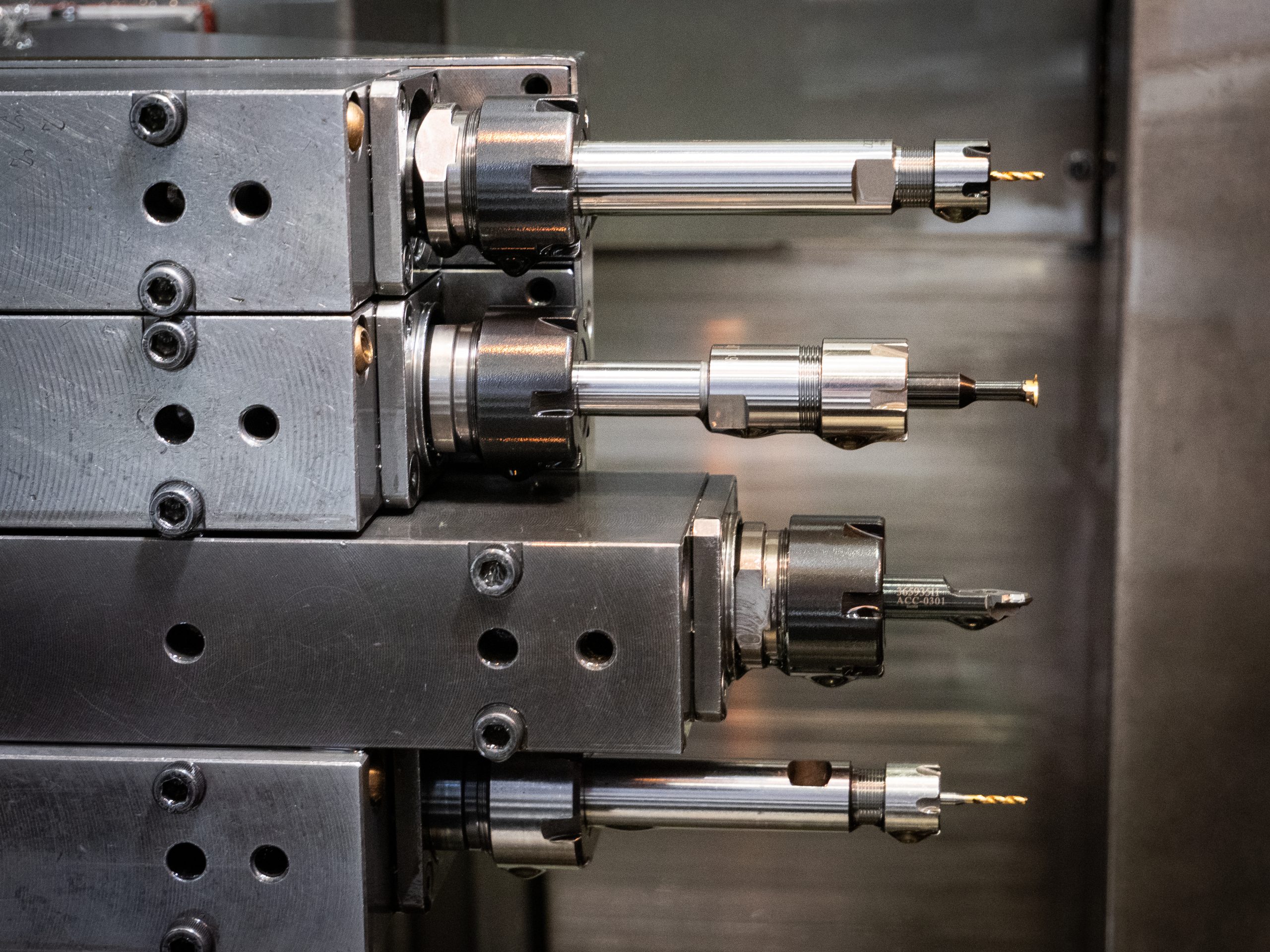Outils de précision utilisés pour le décolletage et l'usinage de pièces industrielles