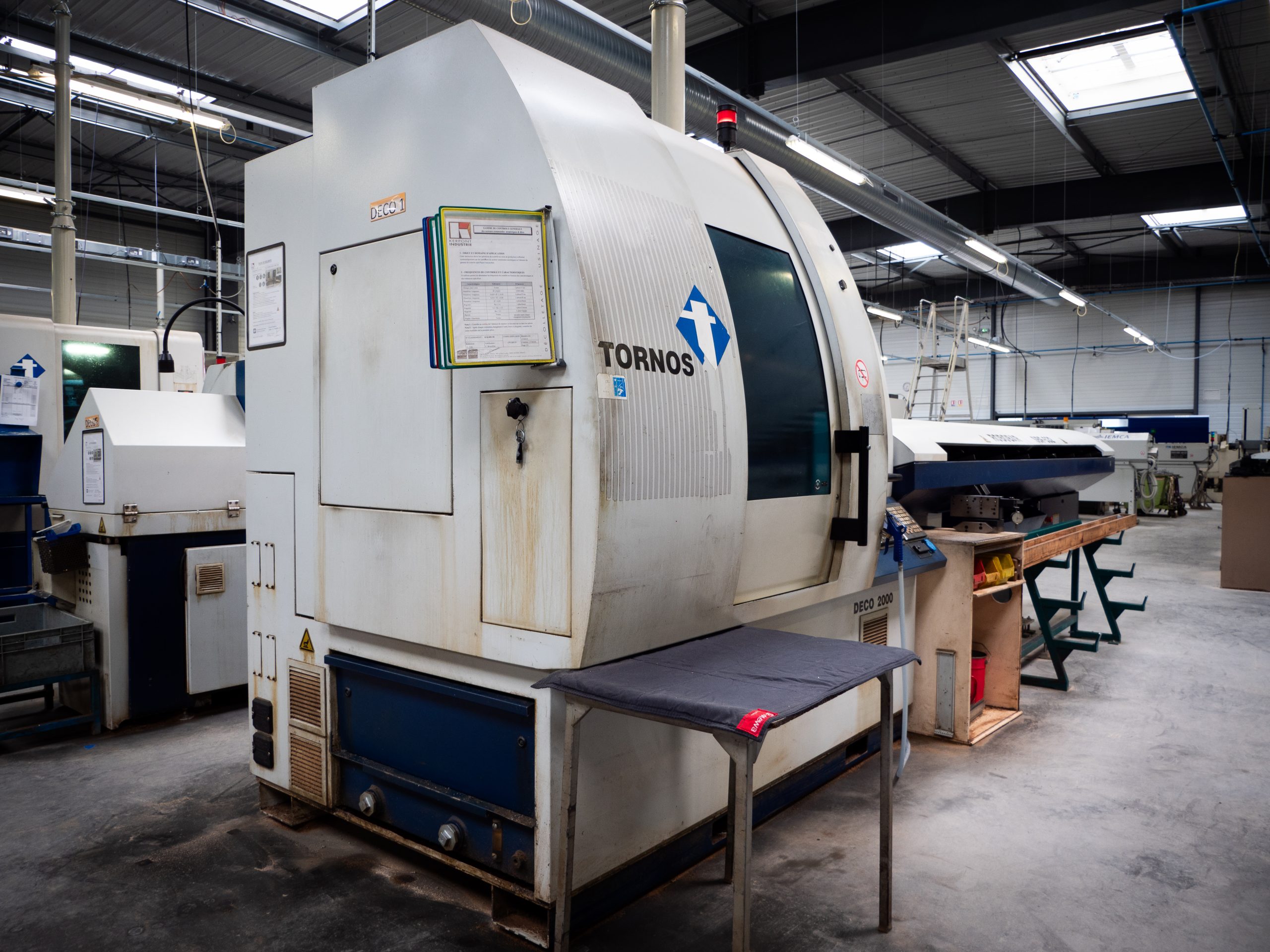 Centre de décolletage Tornos DECO 2000 utilisé pour l’usinage de précision en moyennes et grandes séries